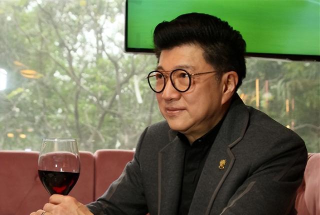 70岁港星定居内地近况，二婚娶小21岁娇妻，开店卖烧鹅粉身家过亿