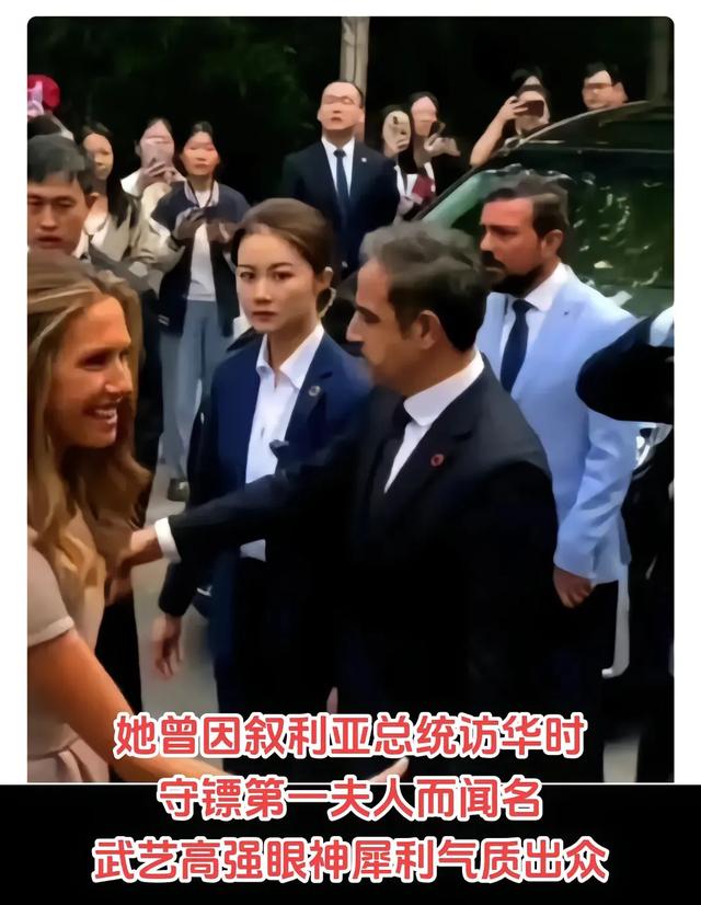 最美女保镖没绷住笑了！泰总理临行前特意招呼严月霞，果然不一般