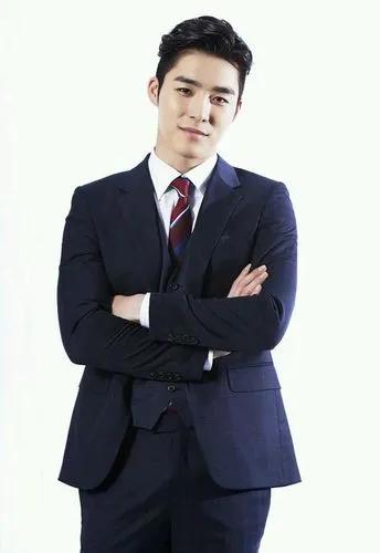 他出身单亲家庭，因《欧若拉公主》走红，却也因丑闻险被冷藏。