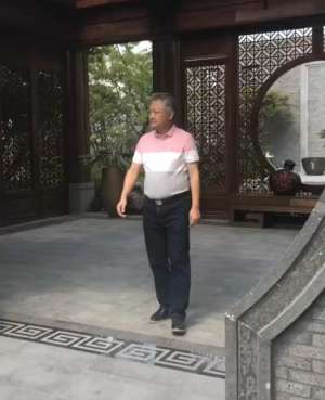 欧阳奋强现状(56岁欧阳奋强重游大观园，头发花白身材发福，宝玉也成中年大叔)