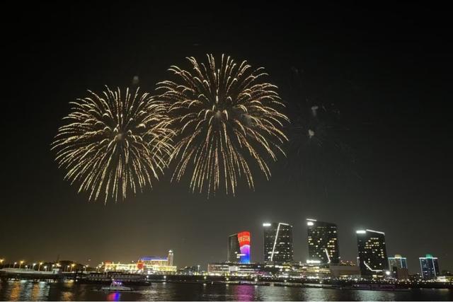 跨年烟花下,那些守护者们的“微光”同样“闪耀”