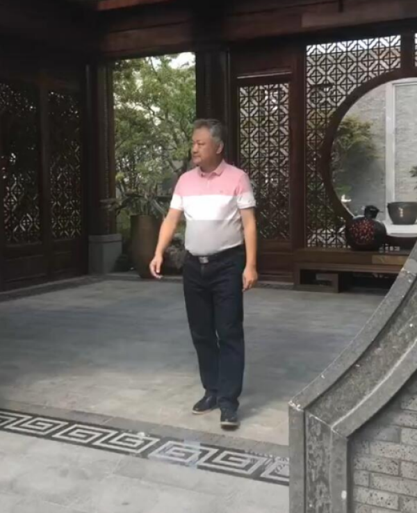 56岁欧阳奋强重游大观园,头发花白身材发福,宝玉也成中年大叔