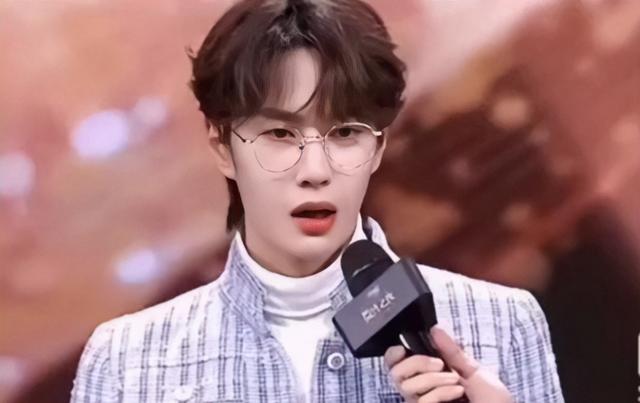 王一博曾被前经纪人黑脸翻白眼，签字现场3次回头问话被无视