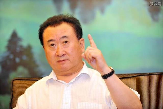 王健林从首富到首负，万达负债4000亿，王老板是如何跌落神坛的？