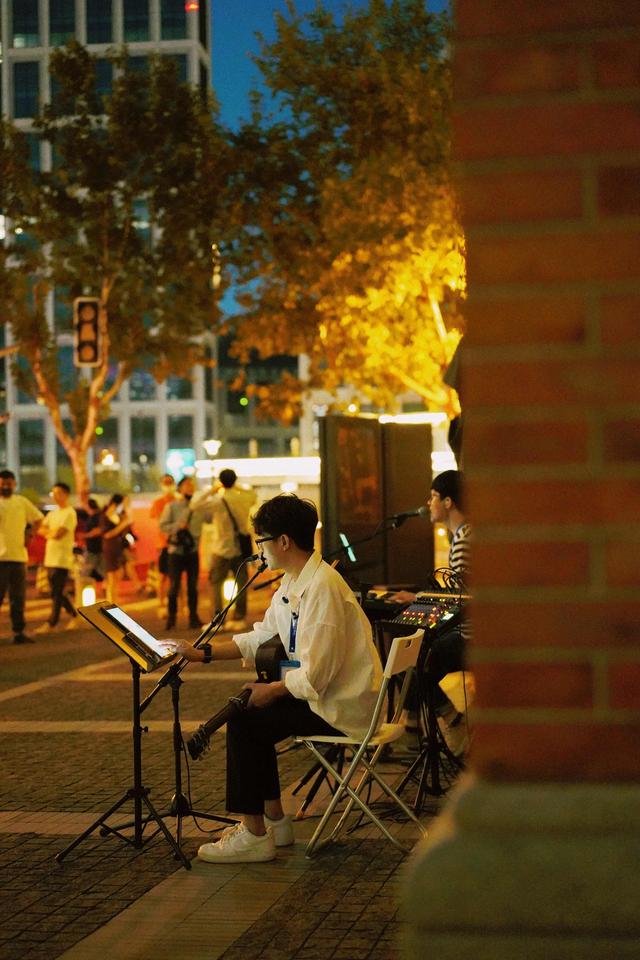 街头歌手在直播间