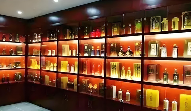 曹德旺的豪宅占地5亩，地下室藏满了茅台酒，3个子女却不愿来住