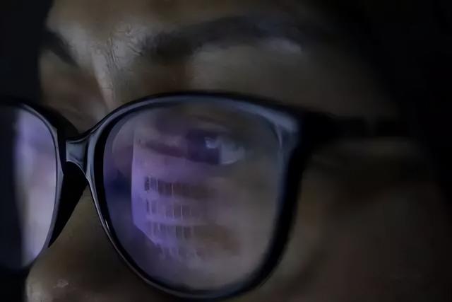 一天看4000条黄片、频起生理反应，日薪千元鉴黄师，普通人能做吗