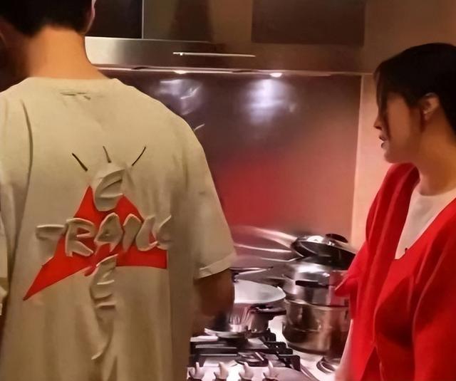 43岁范冰冰和弟弟豪宅做饭，范丞丞亲自下厨，姐弟之间的感情真好