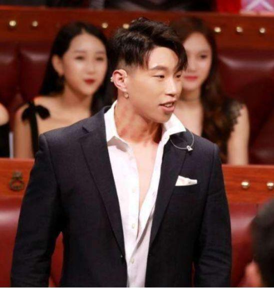 他因脸上有麻子被赐名烧饼，13岁德云社出道，今变肌肉男娶娇妻