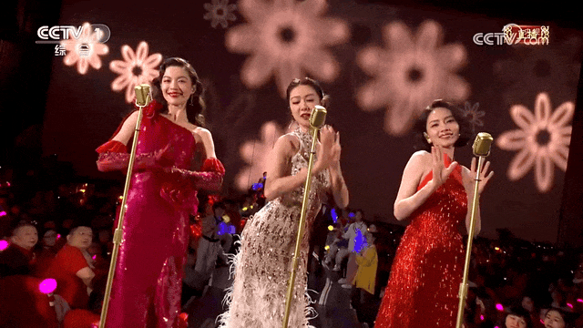 冲上热搜！钟楚曦薛凯琪刘惜君同台共唱，毛晓彤甜度爆表！网友：美得我眼前一亮又一亮