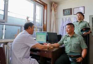 武天祥(体验非遗药灸疗法)