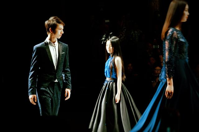 郭敬明捧火了小宫洺 张汉盛惊艳亮相国际时装周