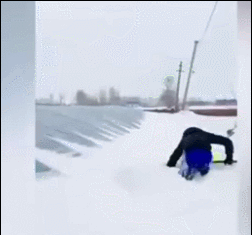 三名男子自从炸过一次粪坑后上瘾,从此一发不可收拾,还录下来日后“欣赏”