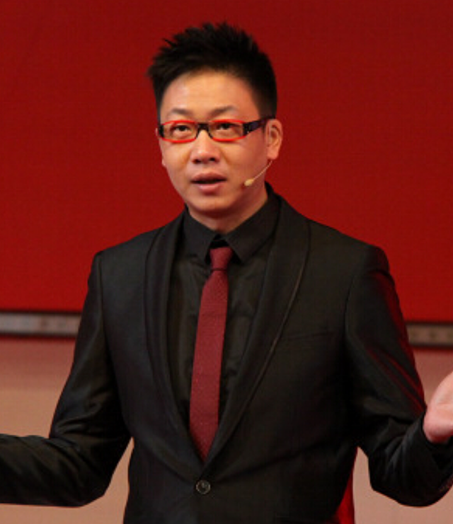 主持人林海：当红时从央视跳槽，两任妻子都是同行，如今生活幸福