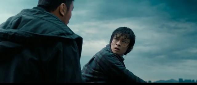 杨幂新电影演反派女一，抽烟打戏样样带感，可惜眼窝深陷显老态