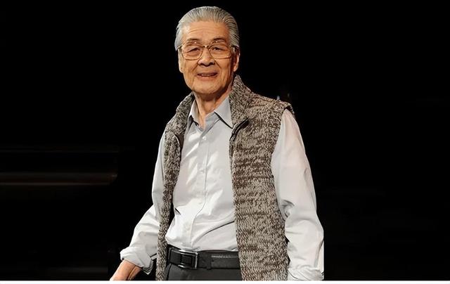 蓝天野：前半生是地下尖兵，后半生是戏剧演员，94岁获七一勋章