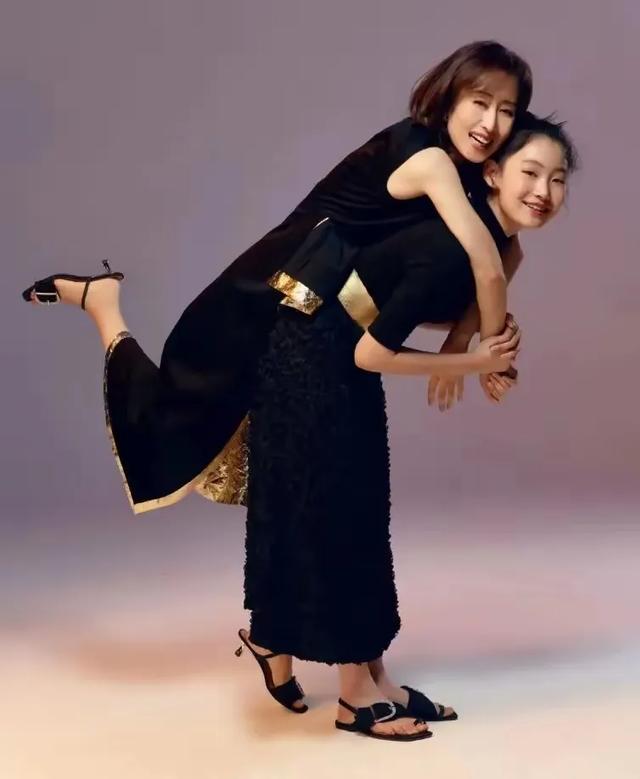 49岁刘敏涛惊艳秀女儿，13岁美丽超越母亲！