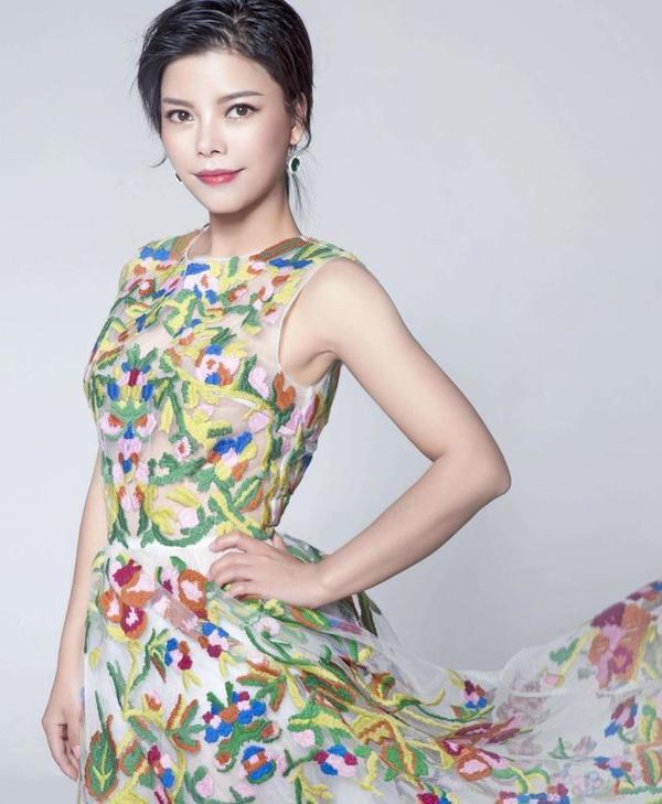 还记得《爱情买卖》的原唱慕容晓晓吗?她都结婚生子啦