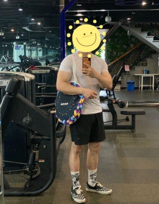 他因脸上有麻子被赐名烧饼，13岁德云社出道，今变肌肉男娶娇妻