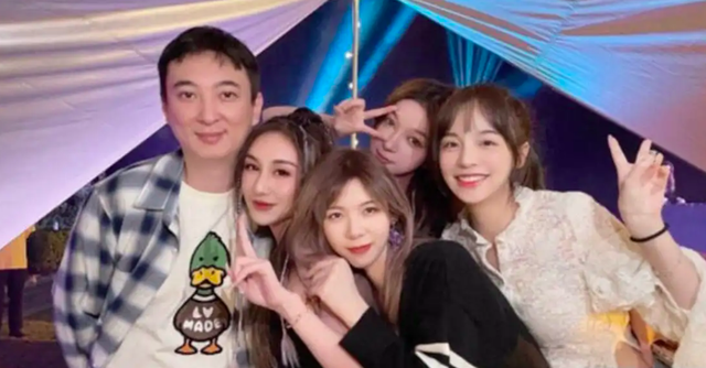 揭露真实的王思聪，舔狗的生活很接地气，喝酒爱划拳，喜欢凑热闹