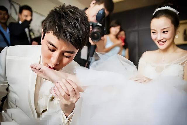 女星李小璐的出轨行为极其恶劣，跟自己干弟弟偷情，夜夜笙歌！