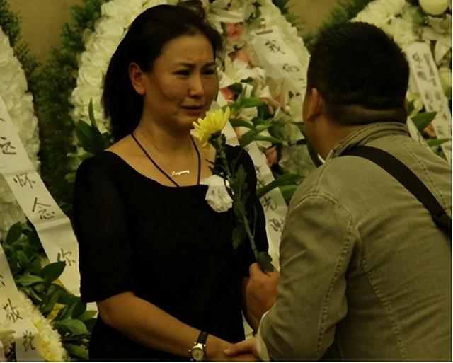 演员王茜：嫁大23岁导演徐庆东，丈夫劳累病逝，她的选择让人泪目