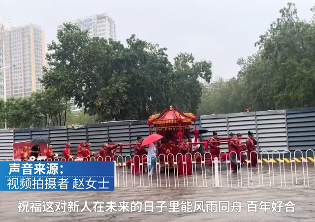太疯狂了！暴风雨中的满分婚礼！真真是“风雨无阻”啊！