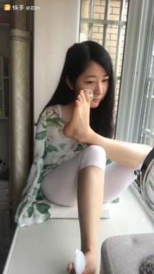 无臂女孩(她是无臂女孩，4岁用脚穿衣写字，逆袭成600万粉丝的“励志妹”)