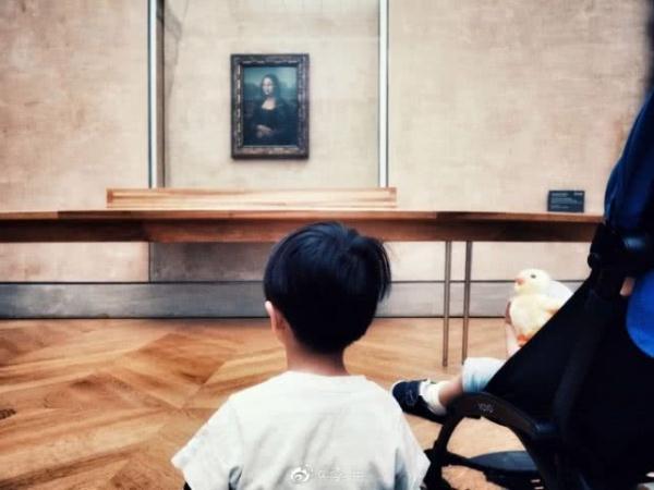 靳东分享俩儿子日常，小儿子会喊爸爸了，大儿子长大了会拍照