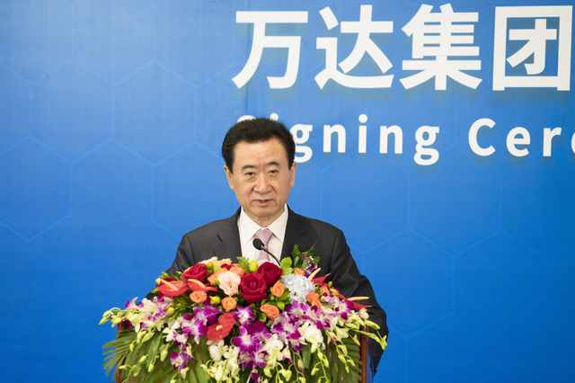 王健林从首富到首负，万达负债4000亿，王老板是如何跌落神坛的？