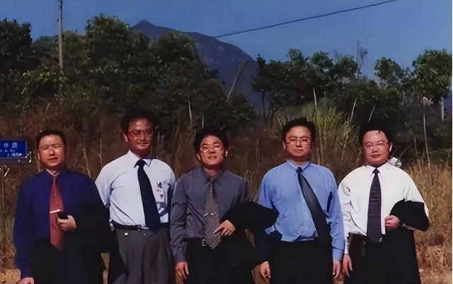 王传福：13岁丧父15岁丧母，嫂子卖嫁妆供上学，百亿身家不忘兄嫂