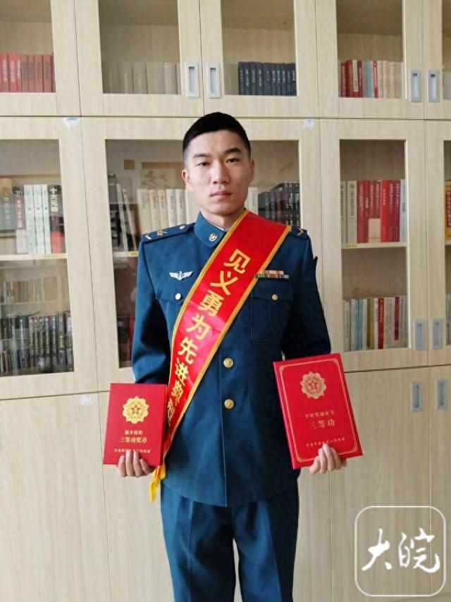 休假“兵哥哥”寒冬跳河救人最新消息：记三等功一次