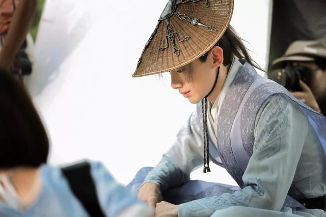 白敬亭演顾南衣被赞“神仙选角”，颜值高就适合演古装剧吗？