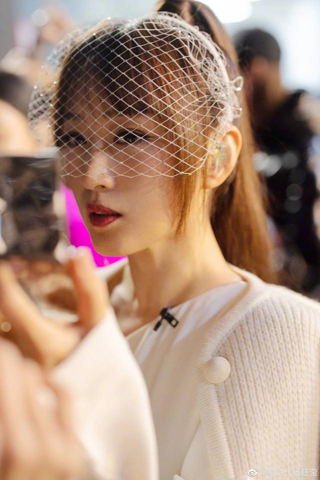 49岁杨钰莹现身商演捞金，现场简陋太嘈杂，被评一首歌唱一辈子