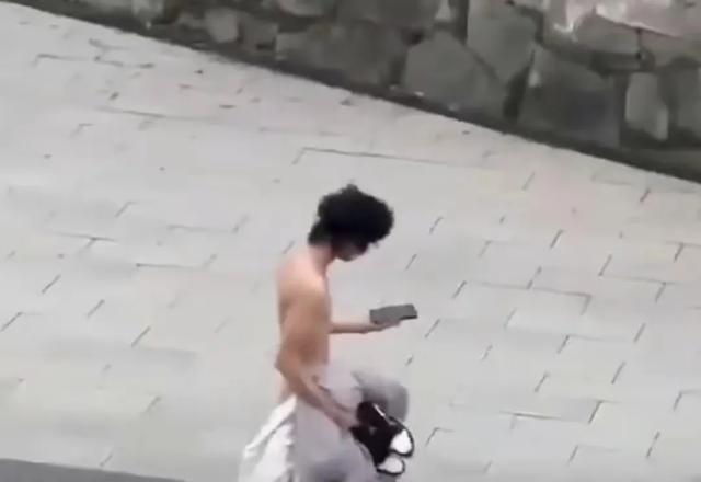 网友炸锅了！浙江一大学男生校园裸奔还淡定在教室上课，视频流出