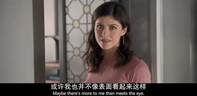 致命女人杰德身材好就是任性，红唇蓝眼小短裤，扣子只扣上面那颗