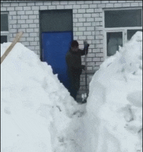 三名男子自从炸过一次粪坑后上瘾,从此一发不可收拾,还录下来日后“欣赏”