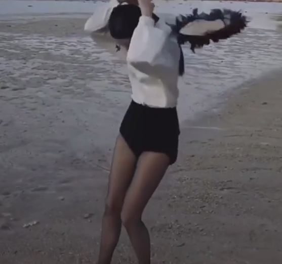 都说穿“黑丝袜”显腿细，看到baby上身效果，一般人真模仿不来