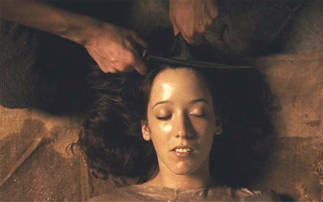 《香水》：嗅觉天才26场“香艳”谋杀，揭开资本追逐下的人性虚无