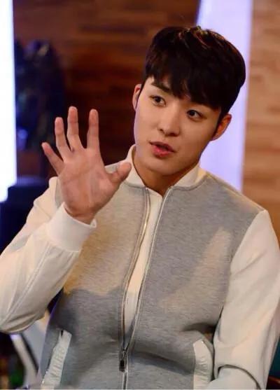 他出身单亲家庭，因《欧若拉公主》走红，却也因丑闻险被冷藏。