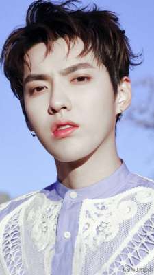 王一博学历(贵圈艺人学历：蔡徐坤王一博高中，黄明昊小学，还有小学没毕业的)