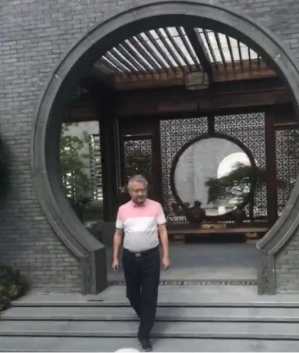 56岁欧阳奋强重游大观园,头发花白身材发福,宝玉也成中年大叔