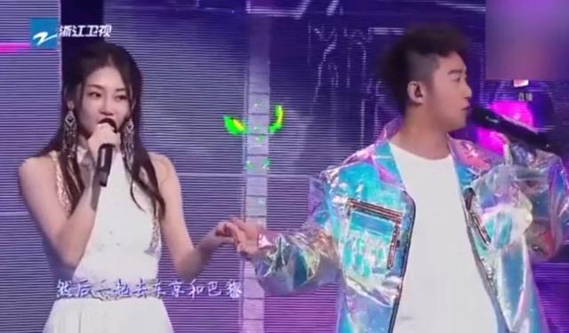 郑恺苗苗官宣结婚，穿情侣衣秀恩爱，女方的肚子引人注目