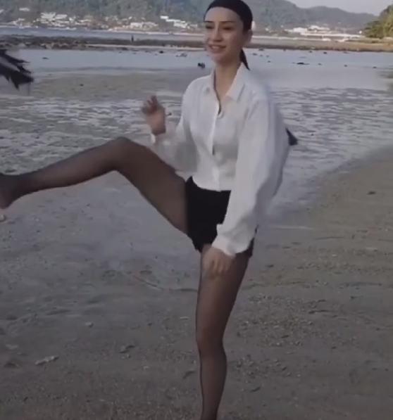 都说穿“黑丝袜”显腿细，看到baby上身效果，一般人真模仿不来