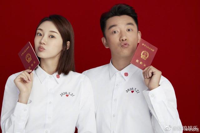 郑恺苗苗官宣结婚，穿情侣衣秀恩爱，女方的肚子引人注目