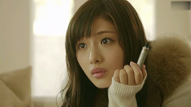 她的美足让许多人为之翘首以盼，卡戴珊在她面前也黯然失色