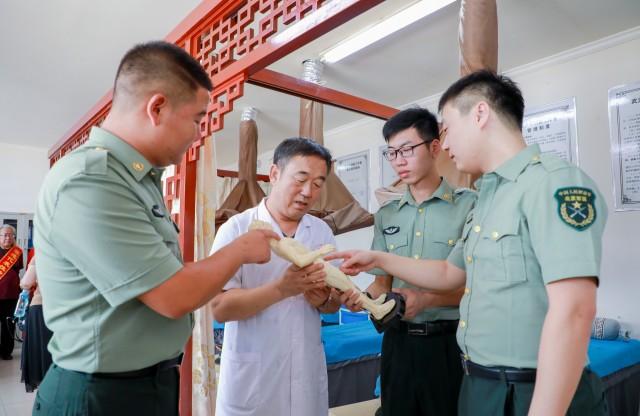 体验非遗药灸疗法