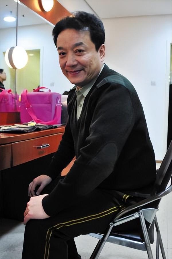 相声演员王平51岁去世,留下妻女悲痛欲绝,逝世原因让人泪目