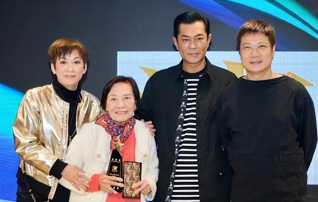 87岁无性无爱，为做慈善倾家荡产，明明长得丑却被称最美女神