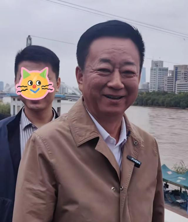 央视主持朱军罕见露面，断崖式衰老令人唏嘘，赢了官司事业却毁了